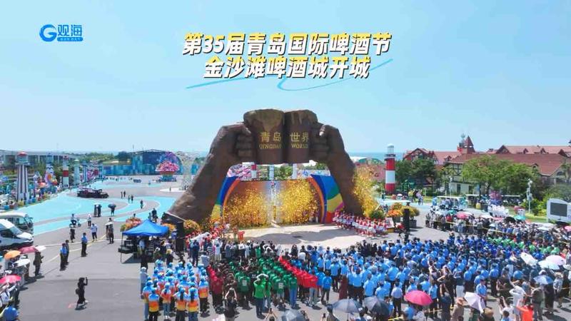 市民游客纷纷出游享受海岸浪漫