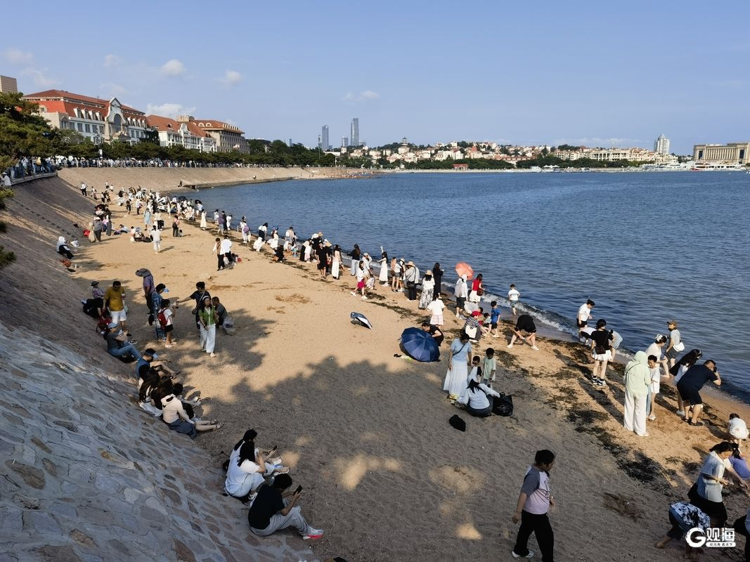 笑语与海浪交织成动人的海滨交响