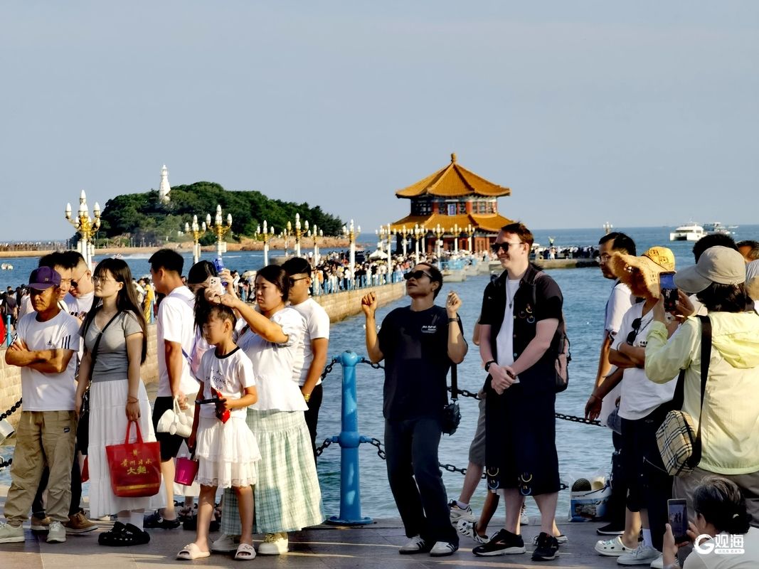 同题参见夕阳缓缓沉向海面