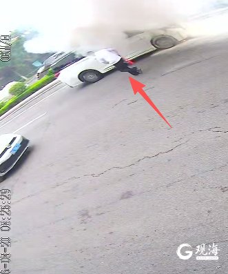 拎起灭火器上前施救