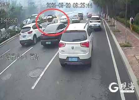 在早高峰运行途中偶遇私家车突发起火