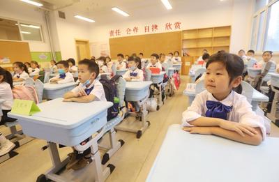 人潮与浪花共舞