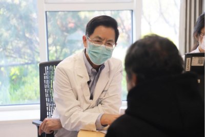 人潮与浪花共舞
