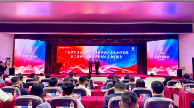 市民游客纷纷出游享受海岸浪漫
