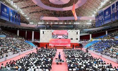 市民游客纷纷出游享受海岸浪漫
