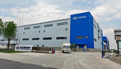 市民游客纷纷出游享受海岸浪漫