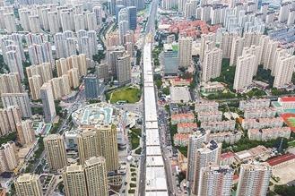 人潮与浪花共舞